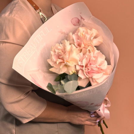 Букет_3 нежные французские розы с веткой эвкалипта