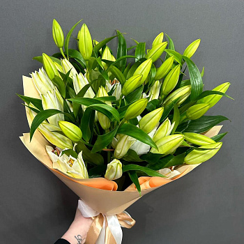 9 белых лилий