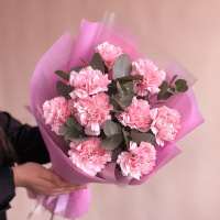 Букет_9 розовых гвоздик с эвкалиптом