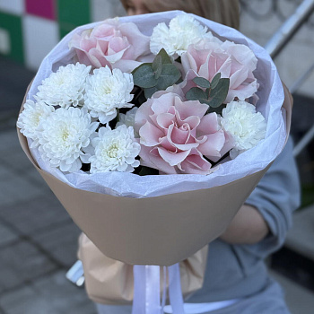 Авторский букет хризантемы роз с диантусами