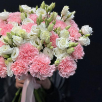 Букет_25 розовых гвоздик с эустомой