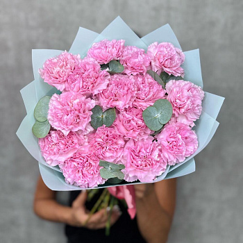 Букет из розовой гвоздики и эвкалипта